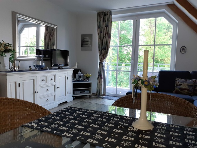 Ferienwohnung in Niendorf/Ostsee - Residenz Niendorf mit Meerblick - Wohnzimmer Blick vom Tisch