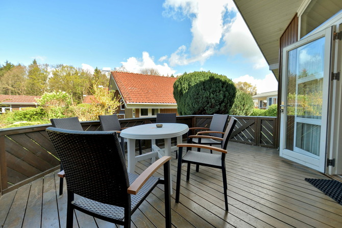 Ferienhaus in Pelzerhaken - Ferienhaus Typ D im Ferienpark AM WALDRAND - Terrasse mit Sitzm&ouml;beln