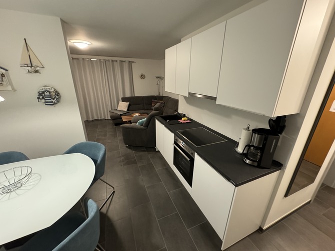 Ferienwohnung in Prerow - Haus zur See - WG Gruzdz - K&uuml;chenbereich mit Blick zum Wohnzimmer